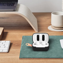 画像をギャラリービューアに読み込む, Geekria シリコンカバー 互換性カバースカルキャンディ Skullcandy DIME 3 対応 True Wireless Earbuds 充電ケースカバー 外装カバー キーホルダーフック付き、充電ポートアクセス可能（黒）
