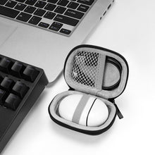 画像をギャラリービューアに読み込む, Geekria シールド イヤフォン ケースアップル オーディオテクニカ Audio-Technica, スカルキャンディ Skullcandy, マーシャル Marshall, グーグル Google トゥルー ワイヤレス イヤフォンに対応、交換用ハードシェル トラベル キャリング バッグ カラビナ クリップ付き (グレー)
