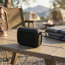 画像をギャラリービューアに読み込む, Geekria シリコーン スピーカーケース カバー 互換性 ジェイビーエル JBL GO 5に 対応 保護用の防水ソフトスキン、スピーカーケース、キーホルダーフック付き (黒)
