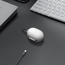 画像をギャラリービューアに読み込む, Geekriaシリコンカバー 互換性 カバーボーズ Bose New QuietComfort 対応 True Wireless Earbuds 充電ケースカバー 外装カバーキーホルダーフック付き、充電ポートアクセス可能、フロントLED可視 (白)
