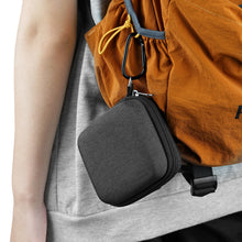 画像をギャラリービューアに読み込む, Geekria Shield スピーカーケース ジェイビーエル JBL Go 5、Go 4、Go 3、Go 3 Eco ケースカバー対応、交換用ハードシェルポータブルスピーカー保護キャリーバッグ、ケーブル収納、キーチェーンカラビナ付き (ダークグレー)
