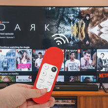 画像をギャラリービューアに読み込む, Geekria Chromecast カバー グーグル / Google TV HD 2022 リモコン対応 - 軽量 滑り止め 耐衝撃 シリコンカバー Google TV 4K 2020 リモコン用 ストラップ付き (赤)
