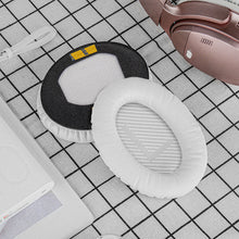 画像をギャラリービューアに読み込む, Geekria イヤーパッド QuickFit 互換性 パッド ボーズ Bose QCSE, QC45, QC35, QC35 ii, QC35 ii Gaming, QC15 QC25, AE2, AE2i, AE2w, SoundTrue, SoundLink AE, New Quietcomfort ヘッドホンに対応 パッド イヤー / イヤーカップ ( プロテインレザー / 白い )
