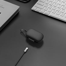 画像をギャラリービューアに読み込む, Geekria シリコン カバー 互換性 カバー アンカー Anker Soundcore Life P2 対応 True Wireless Earbuds 充電ケースカバー 外装カバー キーホルダーフック付き、充電ポートアクセス可能 (青)
