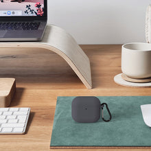 画像をギャラリービューアに読み込む, Geekria シリコン カバー 互換性 カバー アップル Apple AirPods 4 対応 True Wireless Earbuds 充電ケースカバー 外装カバー キーホルダーフック付き、充電ポートアクセス可能 (灰色)
