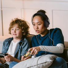 画像をギャラリービューアに読み込む, Geekria Apollo 銀メッキ銅アップグレードオーディオケーブル、Meze Audio 99 Classics シリーズ、109 PRO、LIRIC 2、LIRIC、4.4mm からデュアル 3.5mm 交換用コードに対応 (4.9 フィート / 1.5 m / シルバー)
