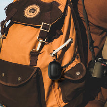 画像をギャラリービューアに読み込む, Geekria シリコン カバー 互換性 カバー JBL Tune 115TWS 対応 True Wireless Earbuds 充電ケース充電ケースカバー 外装カバー キーホルダーフック付き、充電ポートアクセス可能 (Black)
