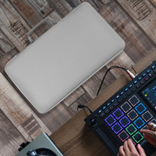 画像をギャラリービューアに読み込む, Geekria オーディオインターフェース キャリングケース Akai Professional MPC Live IIIと互換性あり EVA ハードシェル ポータブル トラベルバッグ (ライトグレー)
