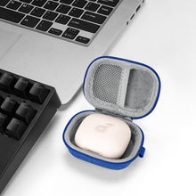 画像をギャラリービューアに読み込む, Geekria Shield イヤホンケース サウンドコアアンカー Anker Soundcore AeroClip, C40i, P40i, P30i, C30i, P20i True Wirelessイヤホン対応 交換用ハードシェル トラベルキャリーバッグ ケーブル収納付き (ブルー)
