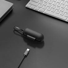 画像をギャラリービューアに読み込む, Geekria シリコンカバー 互換性 カバーソニー Sony WF-C700N 対応 True Wireless Earbuds 充電ケースカバー 外装カバーキーホルダーフック付き、充電ポートアクセス可能（黒）
