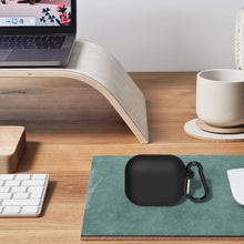画像をギャラリービューアに読み込む, Geekria シリコン カバー 互換性 カバー アップル Apple AirPods 4 対応 True Wireless Earbuds 充電ケースカバー 外装カバー キーホルダーフック付き、充電ポートアクセス可能 (黒)
