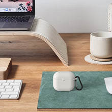 画像をギャラリービューアに読み込む, Geekria シリコン カバー 互換性 カバー アップル Apple AirPods 4 対応 True Wireless Earbuds 充電ケースカバー 外装カバー キーホルダーフック付き、充電ポートアクセス可能 (オフホワイト)

