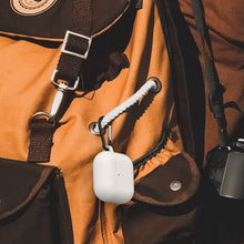 画像をギャラリービューアに読み込む, Geekria シリコン カバー 互換性 カバー アップル Apple AirPods 4 対応 True Wireless Earbuds 充電ケースカバー 外装カバー キーホルダーフック付き、充電ポートアクセス可能 (オフホワイト)
