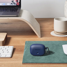 画像をギャラリービューアに読み込む, Geekria シリコンカバー 互換性カバービーアンドダブリュ B&amp;W Pi8 対応 True Wireless Earbuds 充電ケースカバー 外装カバー キーホルダーフック付き、充電ポートアクセス可能 （青）
