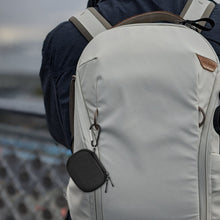 画像をギャラリービューアに読み込む, Geekria シールド イヤフォン ケースアップル Apple AirPods 4, AirPods Pro 2, AirPods Pro, AirPods 3, AirPods 2 トゥルー ワイヤレス イヤフォンに対応、交換用ハードシェル トラベル キャリング バッグ カラビナ クリップ付き (グレー)
