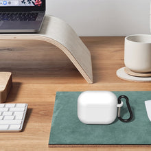 画像をギャラリービューアに読み込む, Geekria シリコン カバー 互換性 カバー アップル Apple AirPods 4 対応 True Wireless Earbuds 充電ケースカバー 外装カバー キーホルダーフック付き、充電ポートアクセス可能 (白)
