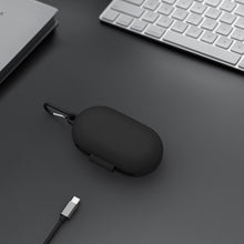 画像をギャラリービューアに読み込む, Geekria シリコン カバー 互換性 カバー アンカー Anker Soundcore AeroFit 対応 True Wireless Earbuds 充電ケースカバー 外装カバー キーホルダーフック付き、充電ポートアクセス可能 (黒)
