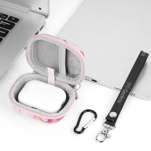 画像をギャラリービューアに読み込む, Geekria NOVA シールド イヤフォン ケースApple AirPods 4/3/2/Pro 2 完全ワイヤレス イヤフォンと互換性あり、交換用ハードシェル トラベル キャリング バッグカラビナ クリップ付き
