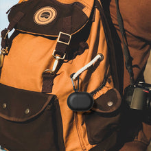 画像をギャラリービューアに読み込む, Geekria Silicone カバー グーグル Google Pixel buds A と互換性のある True Wireless Earbuds 充電ケース カバー 充電ポートにアクセスするためのキーチェーン フック付き (Black)
