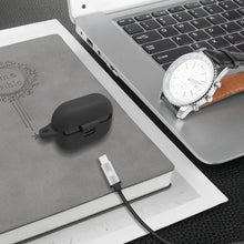 画像をギャラリービューアに読み込む, Geekria シリコン カバー 互換性 カバー JBL Tune 130NC TWS 対応 True Wireless Earbuds 充電ケース充電ケースカバー 外装カバー キーホルダーフック付き、充電ポートアクセス可能 (Black)
