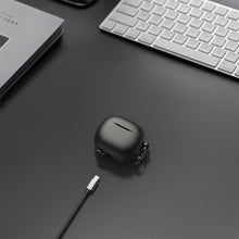 画像をギャラリービューアに読み込む, Geekria シリコン カバー 互換性 カバー JBL Tune 125TWS 対応 True Wireless Earbuds 充電ケース充電ケースカバー 外装カバー キーホルダーフック付き、充電ポートアクセス可能 (Black)
