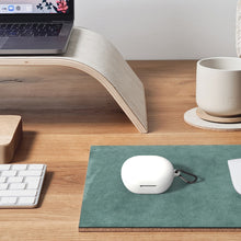 画像をギャラリービューアに読み込む, Geekriaシリコンカバー 互換性 カバーボーズ Bose New QuietComfort 対応 True Wireless Earbuds 充電ケースカバー 外装カバーキーホルダーフック付き、充電ポートアクセス可能、フロントLED可視 (白)
