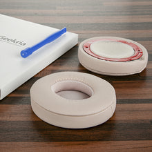 画像をギャラリービューアに読み込む, Geekria QuickFit イヤーパッド 互換性 パッド ビーツバイドクタードレ Beats Solo 3, Solo 3.0 Wireless (A1796) ヘッドホンに対応 イヤパッド/イヤークッション/イヤーカップ (プロテインレザー / マットゴールド)
