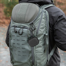 画像をギャラリービューアに読み込む, Geekria シールド イヤフォン ケース Amazon Echo Buds 2nd Gen 完全ワイヤレス イヤフォンと互換性あり、交換用ハードシェル トラベル キャリング バッグ カラビナ クリップ付き (ダークグレー)
